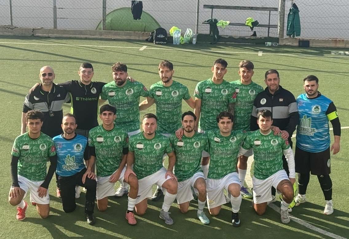 La squadra ASD Evergreen schierata in campo, Reggio Calabria